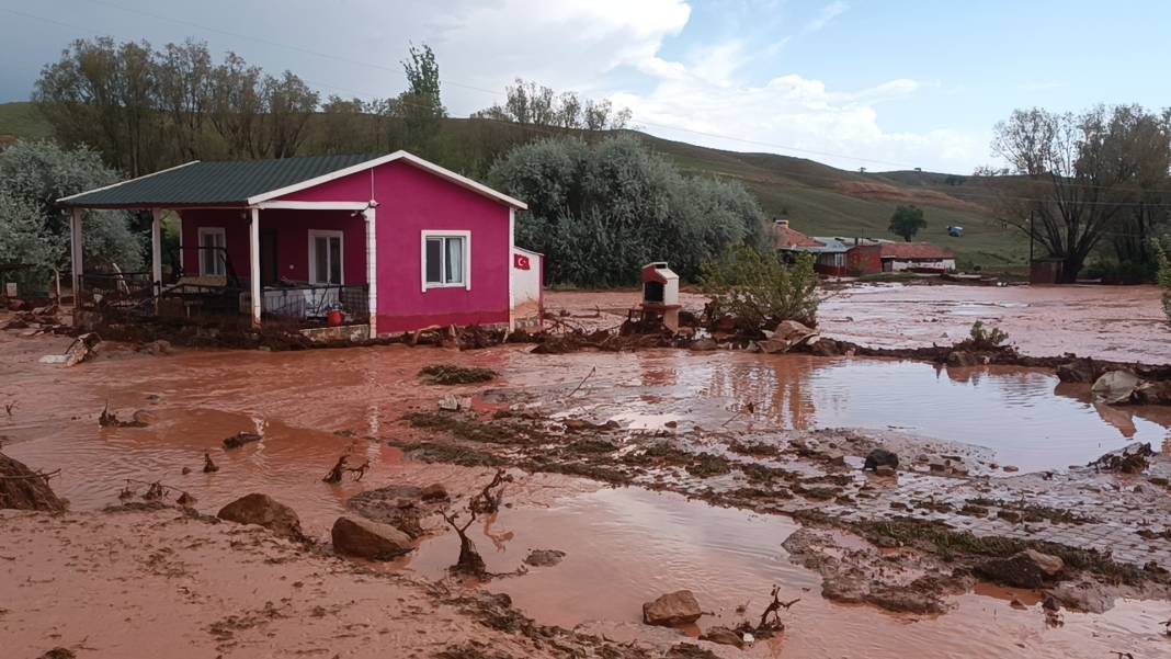 Sağanak bir ilimizde hayatı felç etti! Evleri su bastı, tren seferleri durdu 8